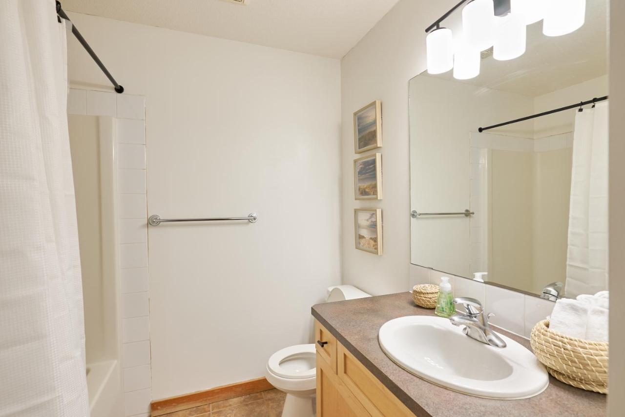 Mtn View Escape With King Size Bed With Outdoor Pool - Banff Pass Included! Canmore Exterior foto